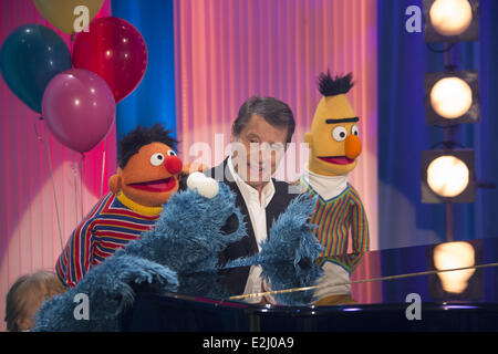 Udo Jürgens, Ernie & Bert, Cookie Monster, registrando un nuovo episodio della serie televisiva Sesamstrasse allo Studio Hamburg. Dove: Amburgo, Germania quando: 05 Feb 2013 Foto Stock