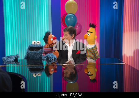 Udo Jürgens, Ernie & Bert, Cookie Monster, registrando un nuovo episodio della serie televisiva Sesamstrasse allo Studio Hamburg. Dove: Amburgo, Germania quando: 05 Feb 2013 Foto Stock