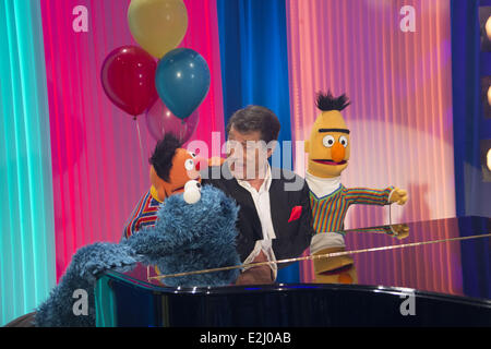 Udo Jürgens, Ernie & Bert, Cookie Monster, registrando un nuovo episodio della serie televisiva Sesamstrasse allo Studio Hamburg. Dove: Amburgo, Germania quando: 05 Feb 2013 Foto Stock