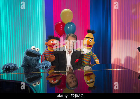 Udo Jürgens, Ernie & Bert, Cookie Monster, registrando un nuovo episodio della serie televisiva Sesamstrasse allo Studio Hamburg. Dove: Amburgo, Foto Stock