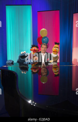 Udo Jürgens, Ernie & Bert, Cookie Monster, registrando un nuovo episodio della serie televisiva Sesamstrasse allo Studio Hamburg. Dove: Amburgo, Germania quando: 05 Feb 2013 Foto Stock