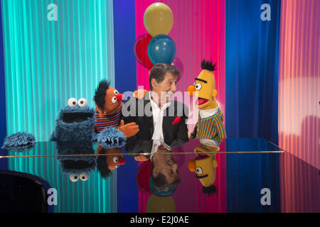 Udo Jürgens, Ernie & Bert, Cookie Monster, registrando un nuovo episodio della serie televisiva Sesamstrasse allo Studio Hamburg. Dove: Amburgo, Germania quando: 05 Feb 2013 Foto Stock