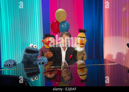 Udo Jürgens, Ernie & Bert, Cookie Monster, registrando un nuovo episodio della serie televisiva Sesamstrasse allo Studio Hamburg. Dove: Amburgo, Germania quando: 05 Feb 2013 Foto Stock