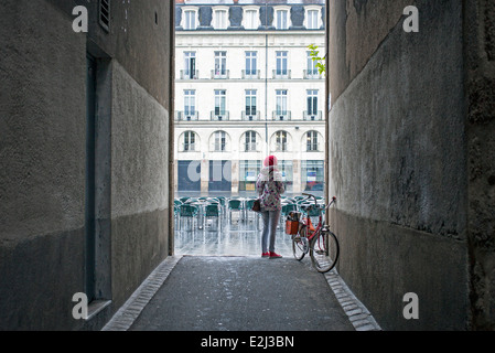 Ciclista sostando in vicolo, Place du Bouffay, Nantes, Loire-Atlantique, Francia Foto Stock