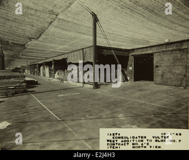 Questa immagine del San Diego Air and Space Museum raffigura il personale e le attività dello stabilimento Convair/General Dynamics, mettendo in evidenza i processi di produzione della tecnologia aeronautica durante la metà del XX secolo. L'impianto fu centrale per lo sviluppo di numerosi aerei militari e civili. Foto Stock