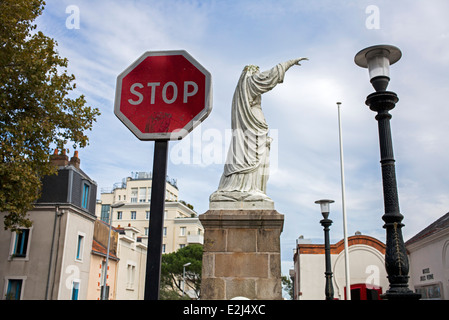 Segno di stop in city square, Butte Sainte-Anne, Nantes, Loire-Atlantique, Francia Foto Stock