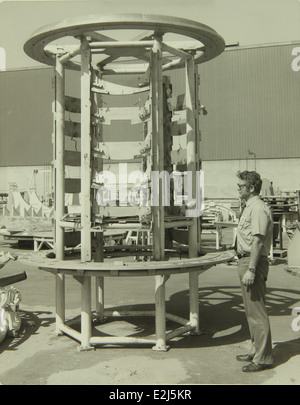 Questa immagine mostra lo stabilimento Convair e General Dynamics, un sito chiave nello sviluppo di aerei militari e civili. La struttura con sede a San Diego ha contribuito in modo significativo all'industria aerospaziale, producendo importanti aerei durante la Guerra fredda e oltre. La foto evidenzia il ruolo del personale di fabbrica e il loro contributo alla storia dell'aviazione. Foto Stock