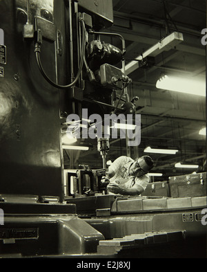 Questa immagine dello stabilimento Convair/General Dynamics di San Diego mette in evidenza il processo di assemblaggio e produzione di componenti aerospaziali e aeromobili. La struttura era centrale per lo sviluppo di tecnologie militari e spaziali avanzate. Foto Stock