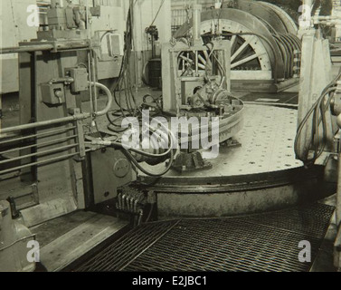 Questa immagine mostra il personale dello stabilimento Convair/General Dynamics di San Diego. L'impianto ha svolto un ruolo significativo nello sviluppo e nella produzione di aerei militari durante la metà del XX secolo. Foto Stock