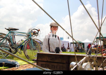 Bakewell, Derbyshire, Regno Unito. Il 20 giugno 2014. Heidi Ballantyne, 26, da Norwich prende una pausa durante la cerimonia inaugurale l'Eroica Britannia festival che si terrà a Bakewell Showground che celebra il ciclismo vintage, retrò moda e gastronomia locale. Una bicicletta annuale festival che si tiene in Italia dal 1997, questa è la prima volta che l'evento è stato tenuto nel Regno Unito. Il suo cuore è un 30, 55 o 100 mile bike tour del Peak District essendo trattenuto su Sun 22/6 con quasi 2, 00 ciclisti che prendono parte alla pre-1987 bici da strada indossando abiti d'epoca. © Deborah Vernon/Alamy Live News Credito: Deborah Vernon/Alamy Live News Foto Stock