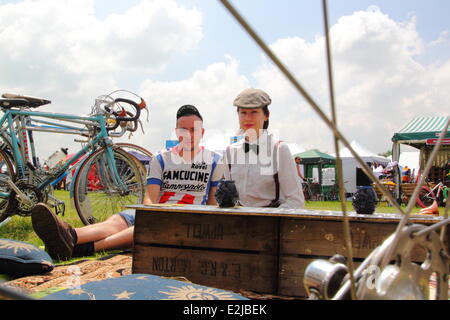 Bakewell, Derbyshire, Regno Unito. Il 20 giugno 2014. Ollie Wright, 22, e Heidi Ballantyne, 26, entrambi da Norwich prende una pausa durante la cerimonia inaugurale l'Eroica Britannia festival che si terrà a Bakewell Showground che celebra il ciclismo vintage, retrò moda e gastronomia locale. Una bicicletta annuale festival che si tiene in Italia dal 1997, questa è la prima volta che l'evento è stato tenuto nel Regno Unito. © Deborah Vernon/Alamy Live News Credito: Deborah Vernon/Alamy Live News Foto Stock