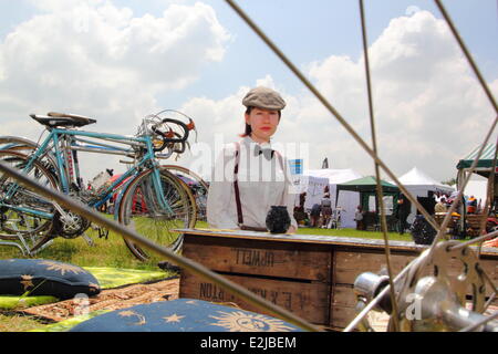 Bakewell, Derbyshire, Regno Unito. Il 20 giugno 2014. Heidi Ballantyne, 26, da Norwich prende una pausa durante la cerimonia inaugurale l'Eroica Britannia festival che si terrà a Bakewell Showground che celebra il ciclismo vintage, retrò moda e gastronomia locale. Una bicicletta annuale festival che si tiene in Italia dal 1997, questa è la prima volta che l'evento è stato tenuto nel Regno Unito. Il suo cuore è un 30, 55 o 100 mile bike tour del Peak District essendo trattenuto su Sun 22/6 con quasi 2, 00 ciclisti che prendono parte alla pre-1987 bici da strada indossando abiti d'epoca. © Deborah Vernon/Alamy Live News Credito: Deborah Vernon/Alamy Live News Foto Stock