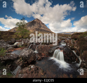 Cascata sul fiume Coupall con la mitica Stob Dearg nelle Highlands della Scozia Foto Stock