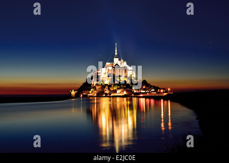 Francia Normandia : Le Mont Saint Michel di notte Foto Stock