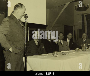 Questa immagine raffigura la divisione Fort Worth di Convair/General Dynamics, che mostra il personale e l'impianto in cui sono stati progettati e prodotti aerei militari e civili. La Fort Worth Division fu fondamentale nello sviluppo di tecnologie aeronautiche avanzate. Foto Stock