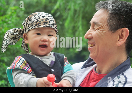 Asian nonno e nipote Foto Stock