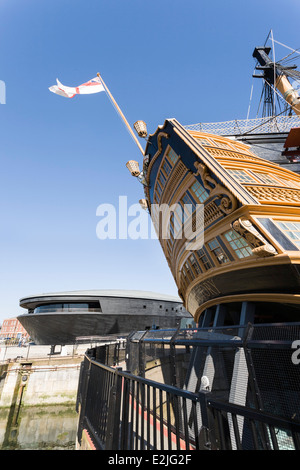 HMS Victory e Mary Rose Museum, Portsmouth Historic Dockyard, Hampshire, Inghilterra, Regno Unito Foto Stock