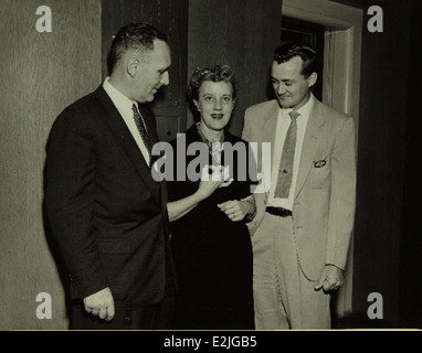 Questa foto mostra le operazioni presso lo stabilimento Convair/General Dynamics di San Diego, dove sono state sviluppate le tecnologie aerospaziali chiave, tra cui aerei militari e razzi durante l'era della Guerra fredda. Foto Stock