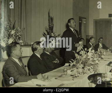 Questa immagine raffigura lo stabilimento Convair/General Dynamics e il suo personale coinvolto nella produzione aerospaziale. Situato a San Diego, mette in evidenza elementi chiave del settore aeronautico durante il suo periodo operativo, concentrandosi sui lavoratori e sul ruolo della fabbrica nella produzione di aeromobili per uso militare e civile. Foto Stock