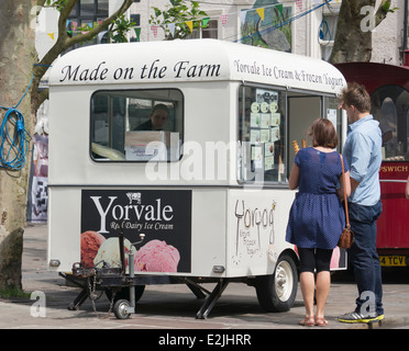 Punto di ristoro Mobile fornitore su una strada di York Foto Stock