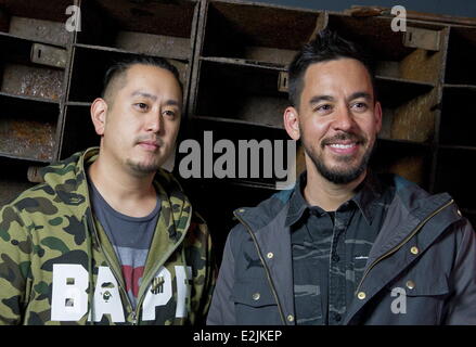 Mike Shinoda e Joe Hahn Mike Shinoda e Joe Hahn presentando il loro nuovo gioco sociale Linkin Park ricaricare al Tresor. Dove: Berlino, Germania Quando: 20 Mar 2013 Foto Stock