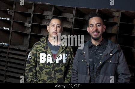 Mike Shinoda e Joe Hahn Mike Shinoda e Joe Hahn presentando il loro nuovo gioco sociale Linkin Park ricaricare al Tresor. Dove: Berlino, Germania Quando: 20 Mar 2013 Foto Stock