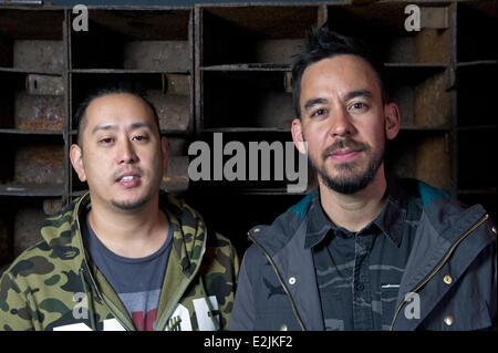 Mike Shinoda e Joe Hahn Mike Shinoda e Joe Hahn presentando il loro nuovo gioco sociale Linkin Park ricaricare al Tresor. Dove: Berlino, Germania Quando: 20 Mar 2013 Foto Stock