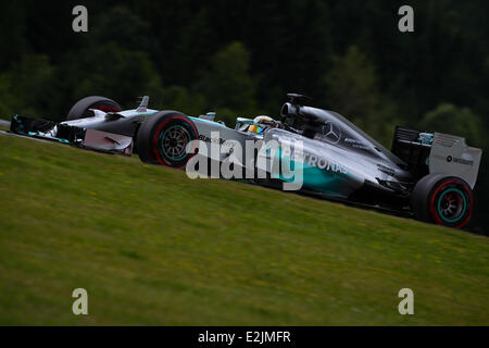 Spielberg, Austria. Xx Giugno, 2014. British pilota di Formula Uno Lewis Hamilton di Mercedes durante la seconda sessione di prove libere al Red Bull Ring race track in Spielberg, Austria, il 20 giugno 2014. Hamilton sormontate del Venerdì della pratica dei cartellini di presenza davanti al compagno di squadra Nico Rosberg. Foto: David Ebener/dpa/Alamy Live News Foto Stock