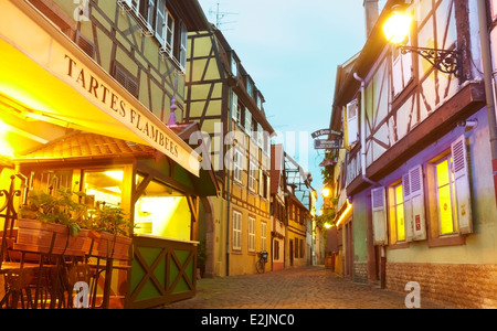 "Tartes Flambees' segno ristorante al piccolo quartiere di Venezia. Colmar, Haut-Rhin, in Alsazia. Francia Foto Stock