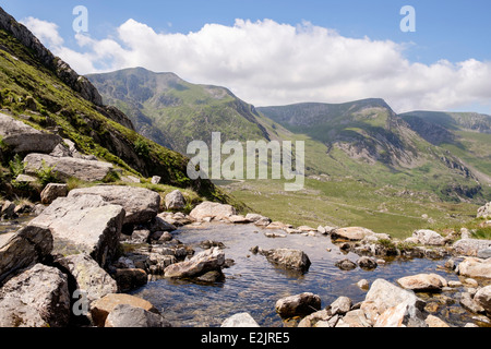 Vista sul torrente di montagna a Y Garn e northern Glyderau sopra la valle Ogwen nelle montagne del Parco Nazionale di Snowdonia (Eryri) Wales UK Foto Stock