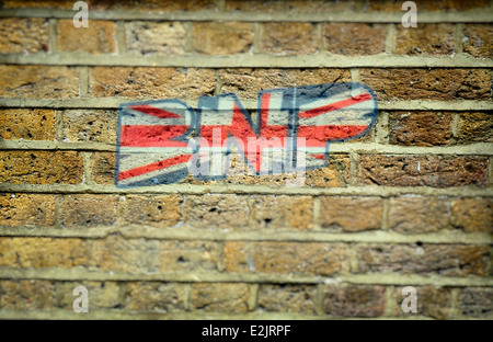 La BNP, British National Party Graffiti spruzzato dipinta su un muro di mattoni. Foto Stock