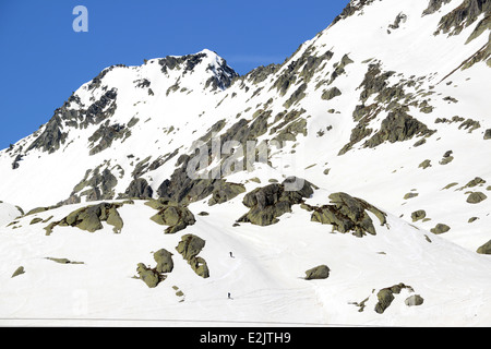 Sciatori sci fuori pista su neve tarda nel maggio sul Passo del San Gottardo o San Gottardo (Italiano: Passo del San Gottardo) Foto Stock