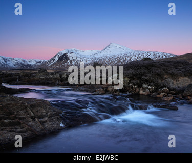 Twilight su Monte Nero a Lochan na Stainge nelle Highlands della Scozia Foto Stock