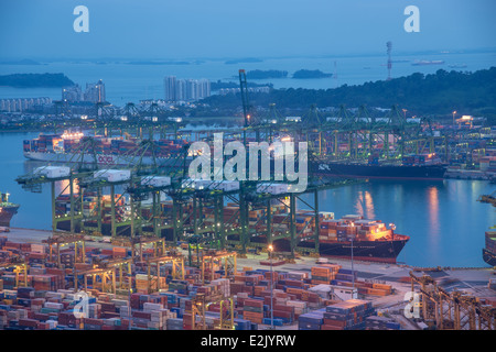 Contenitore di navi che approdano nel porto di Singapore Foto Stock