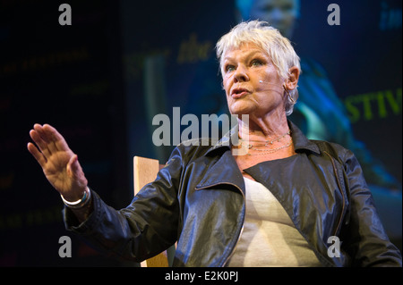 L'attrice Judi Dench parlando della sua opera Shakespeariano e la sua vita sul palco a Hay Festival 2014 ©Jeff Morgan Foto Stock