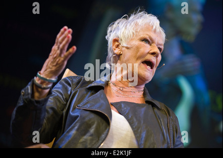 L'attrice Judi Dench parlando della sua opera Shakespeariano e la sua vita sul palco a Hay Festival 2014 ©Jeff Morgan Foto Stock