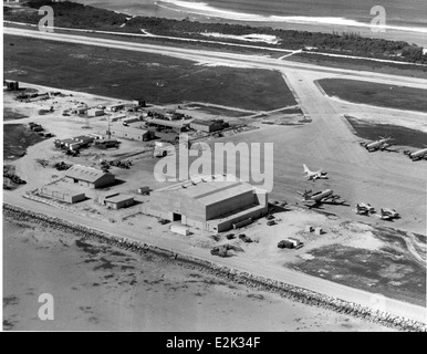 Questa immagine della NAS (Naval Air Station) mostra un aereo o un evento sconosciuto, catturando un momento nella storia dell'aviazione militare. La foto si aggiunge alla vasta collezione di immagini dell'aviazione navale, offrendo uno sguardo alle operazioni e alla tecnologia degli aeromobili. Foto Stock