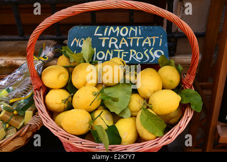 Cesto di limoni freschi in vendita Monterosso in Italia Foto Stock