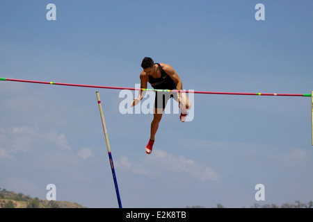 Polo britannico Jack vaulter Phipps cancella la barra a soddisfare a Mt Sac in noce California Foto Stock