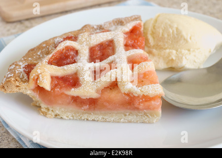 La fragola e traliccio apple pie con gelato Foto Stock