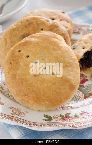 Eccles cakes una piccola pasticceria rotonda ripiena di ribes o. Uva passa proveniente dalla città di Eccles nel nord dell'Inghilterra Foto Stock