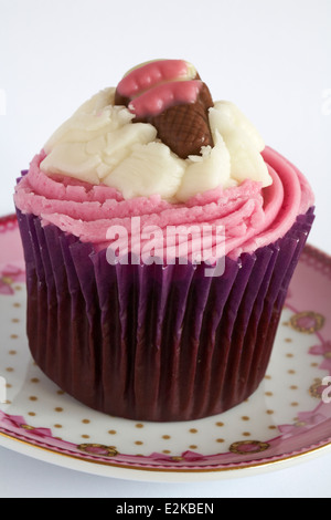 Napoletano sul cupcake rosa piastra decorativa su sfondo bianco Foto Stock