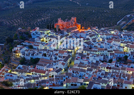 Zuheros, Castello, Sierra de la Subbetica, Cordoba, Andalusia, Spagna Foto Stock