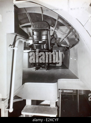 Questa foto mostra il Convair B-36, un bombardiere strategico utilizzato dalla U.S. Air Force durante la Guerra fredda. L'aereo, fotografato da Charles Freel, rappresenta una parte importante della storia dell'aviazione militare, con il suo design a sei motori e la capacità di bombardamento a lungo raggio. Foto Stock