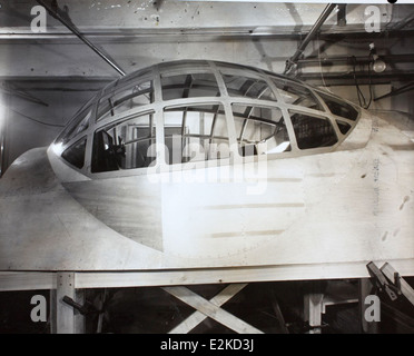 Questa immagine tratta dall'album di Charles Freel mostra un Convair B-36, un bombardiere strategico utilizzato dalla U.S. Air Force durante la Guerra fredda. Il B-36 era notevole per le sue capacità a lungo raggio e per il suo ruolo nella strategia di deterrenza nucleare degli Stati Uniti. Foto Stock