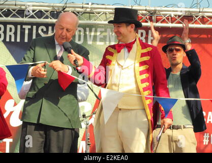 Bakewell, Derbyshire, Regno Unito. Il 20 giugno 2014. Il duca di Devonshire tagli bunting ad aprire ufficialmente la cerimonia inaugurale l'Eroica Britannia festival. I tre giorni di manifestazione offre musica dal vivo, vintage bancarelle e un tre-percorso bike tour del Peak District (Domenica 22/6), dotate di 2.000 piloti sul pre-1987 bikes, indossare abbigliamento vintage. Credito: Deborah Vernon/Alamy Live News Foto Stock