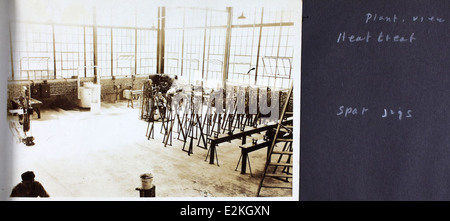 L'album AL-216B Prudden presenta immagini della dima di produzione utilizzata per l'assemblaggio dell'aereo Prudden Whitehead Trimotor, mostrando la dima di ala della Atlanta Aircraft Company. Foto Stock