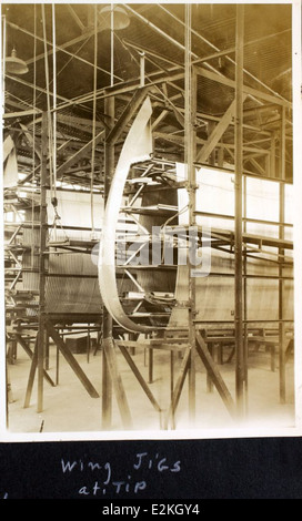 L'immagine dell'album AL-216B Prudden presenta diversi aerei della Atlanta Aircraft Corporation, tra cui il Prudden Monoplane e il Prudden-Whitehead Trimotor. Questi aerei facevano parte dei progressi dell'aviazione dei primi anni del XX secolo, con le loro maschere di produzione mostrate nell'immagine, cruciali per la produzione di questi progetti. Foto Stock