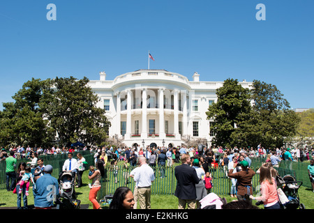 White House Exterior Washington D.C. | WASHINGTON D.C., Stati Uniti - la folla si riunisce sul South Lawn della Casa Bianca durante un evento primaverile sotto il South Portico, l'ingresso cerimoniale aggiunto dall'architetto James Hoban nel 1824. Una bandiera americana vola dal tetto sopra il balcone Truman al secondo piano, completato nel 1948. La Casa Bianca è stata la residenza e il luogo di lavoro di ogni presidente degli Stati Uniti da John Adams nel 1800. Foto Stock