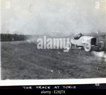 Questa immagine tratta dall'album di al Menasco mette in evidenza barnstormer Art Smith, un pioniere aviatore noto per il suo volo acrobatico durante l'età d'oro dell'aviazione. Menasco era una figura chiave nella prima aviazione americana. Foto Stock